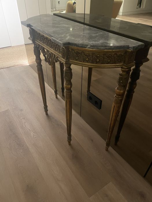 Consola antiga com pedra