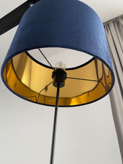 Lampa na trójnogu,