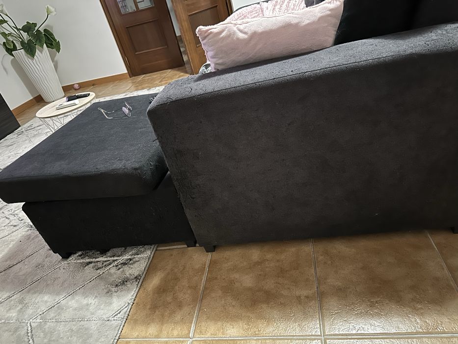Sofá cor preta usado