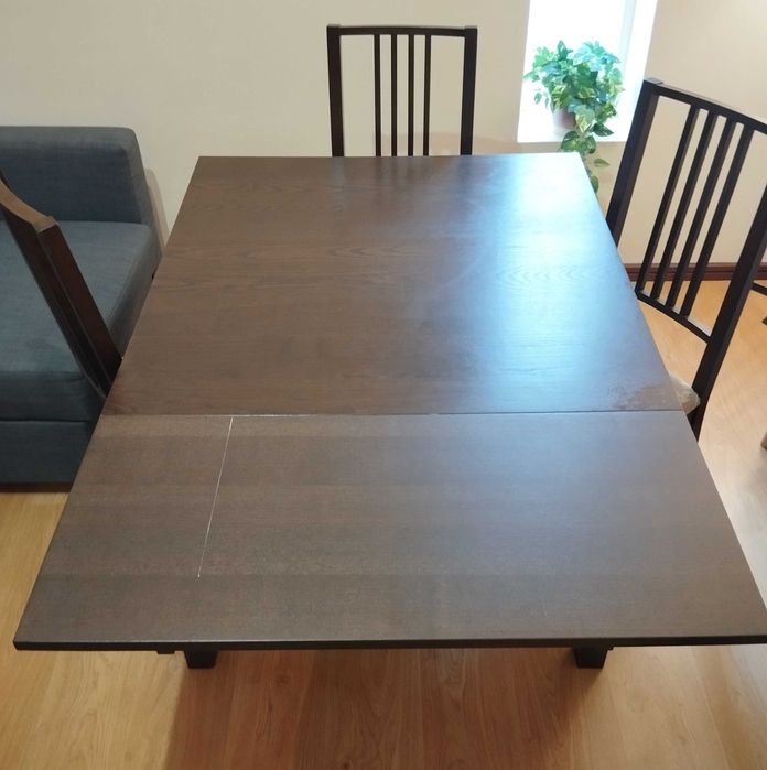 Mesa extensível e cadeiras