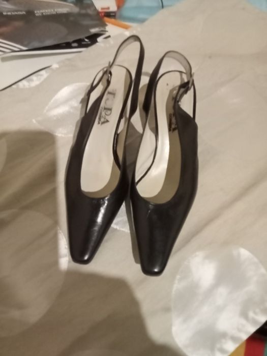 Vendo sapatos de cerimónia, usei 2 vezes, são em pele.