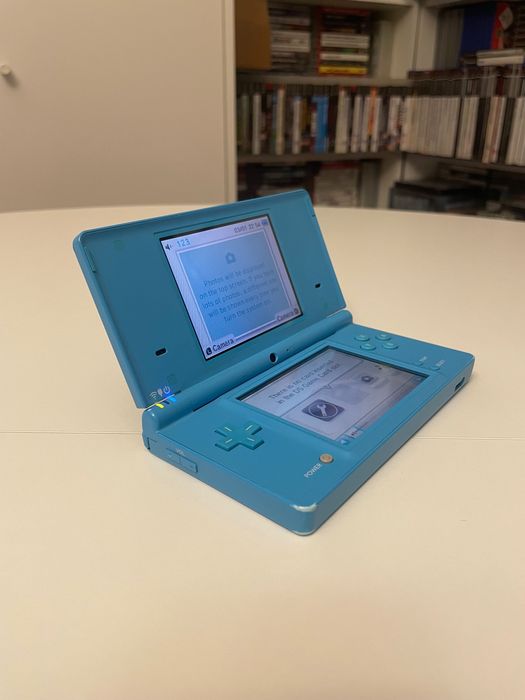 Konsola Nintendo DSi, z ładowarką