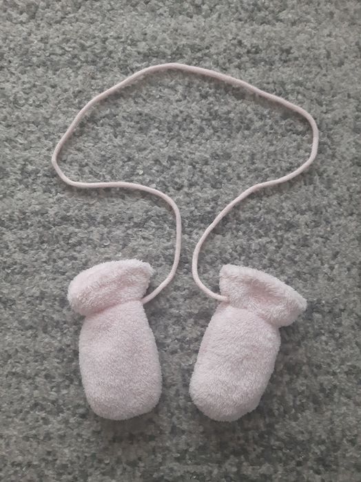 Rękawiczki polarowe niemowlęce bez kciuka różowe ciepłe na sznurku