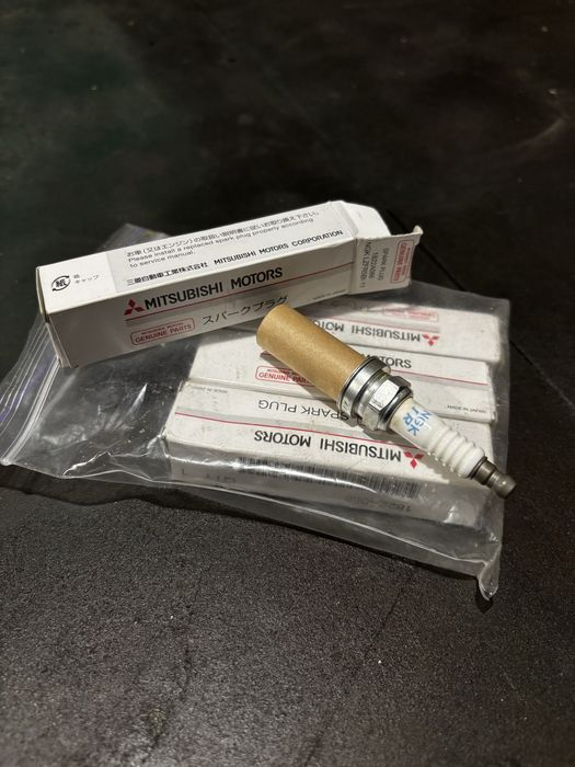 Свічі запалювання оригінальні для мітсубісі 1.6 бендзин
