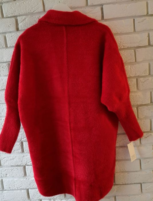 Piękny czerwony klasyczny płaszcz alpaka na wiosnę