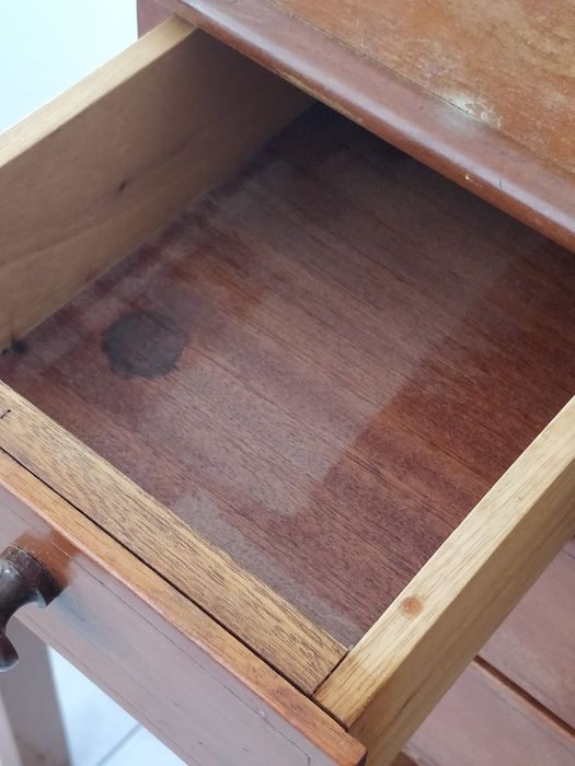 Cómoda/mesa de cabeceira