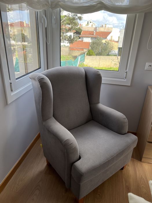 Cadeirão cinza com pousa pés