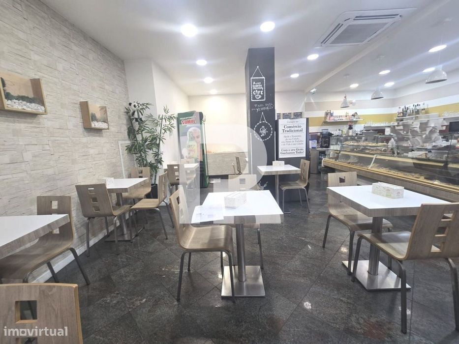 Pastelaria Central para Trespasse com arrendamento em Mem Martins