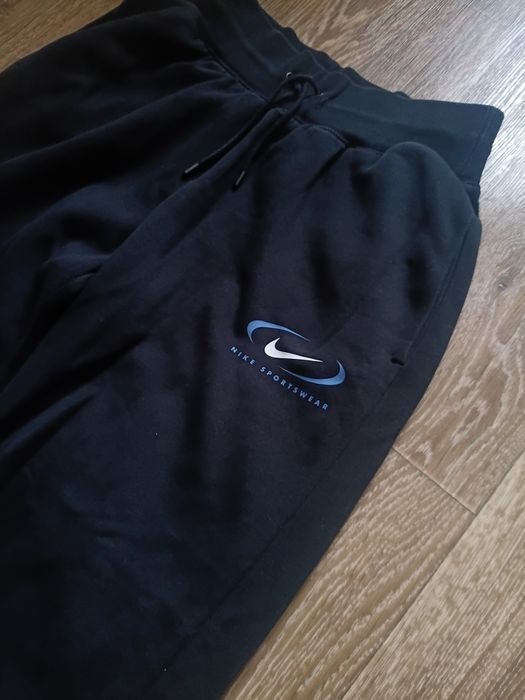 Чорні спортивні штани Nike
