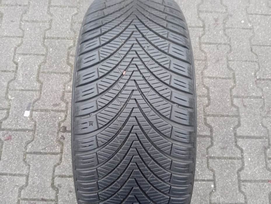 1szt całoroczna Kumho solus 4S SUV HA32+  235/55/18 104V XL  DOT4924