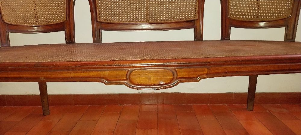 1 canapé e 2 cadeiroes em palhinha