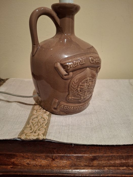 Candeeiro eletrificado com antiga garrafa de aguardente