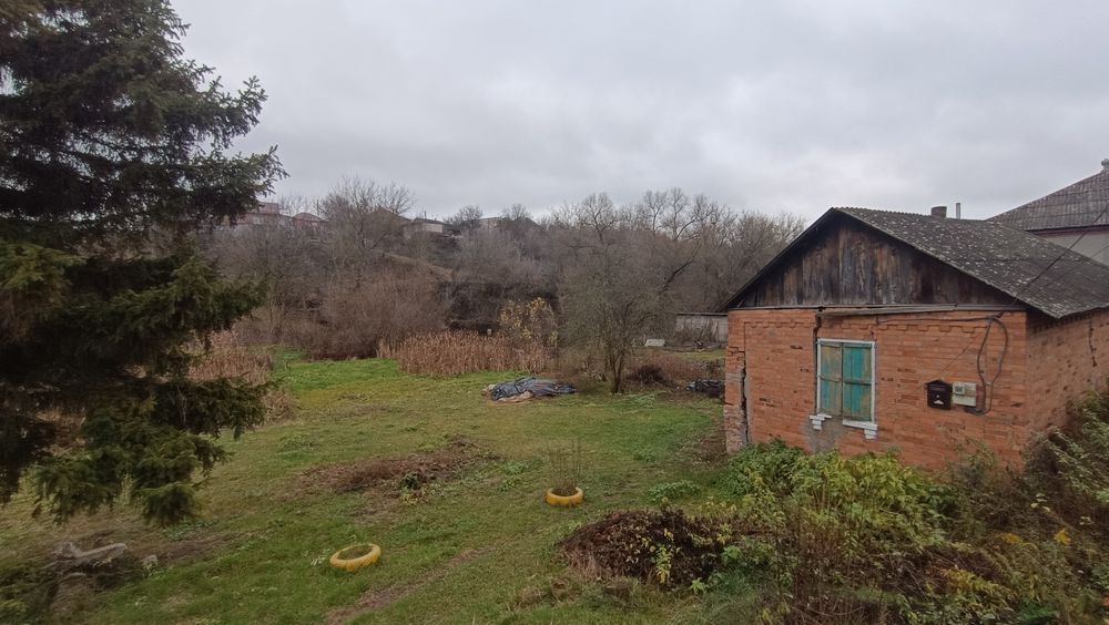 Продаж будинку з гаражем із земельною ділянкою поруч центру міста