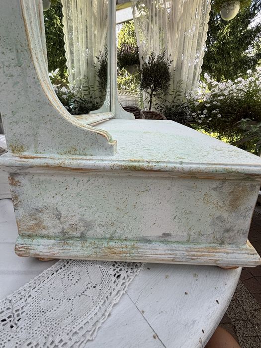 Toaletka ze złoceniami Shabby chic