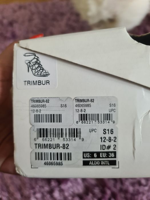 Vendo sandálias ALDO douradas