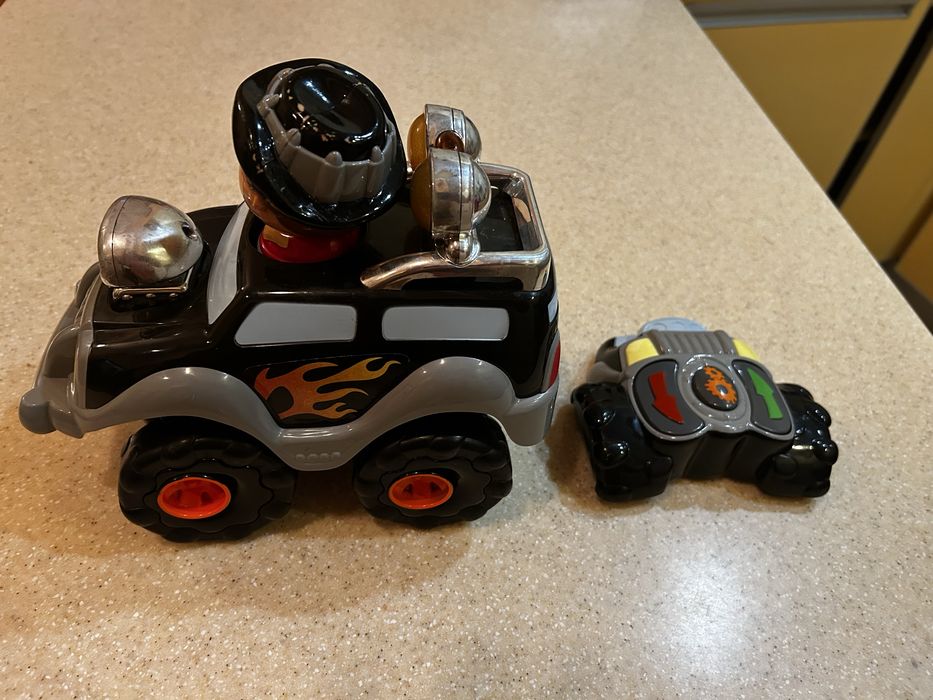 Машина на дистанционном управлении, б/у с музыкой и подсветкойу.