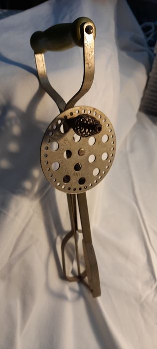 Antiga maquina de bater claras, ferro e madeira, anos 1920 ( aprox.)