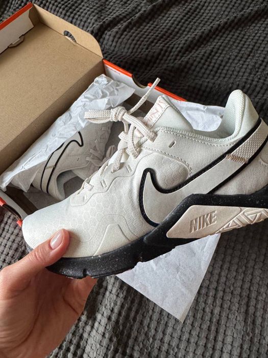 Nike Legend Essensial 2 CZ3668-100 розмір 38.5