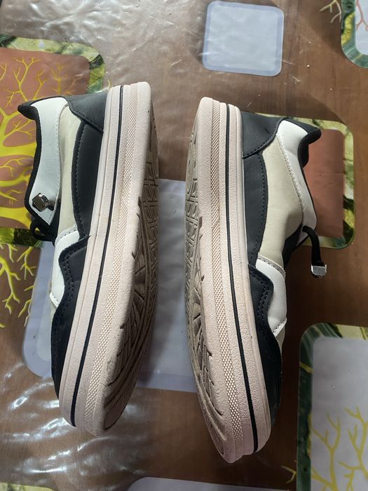 Продам кросівки підліткові