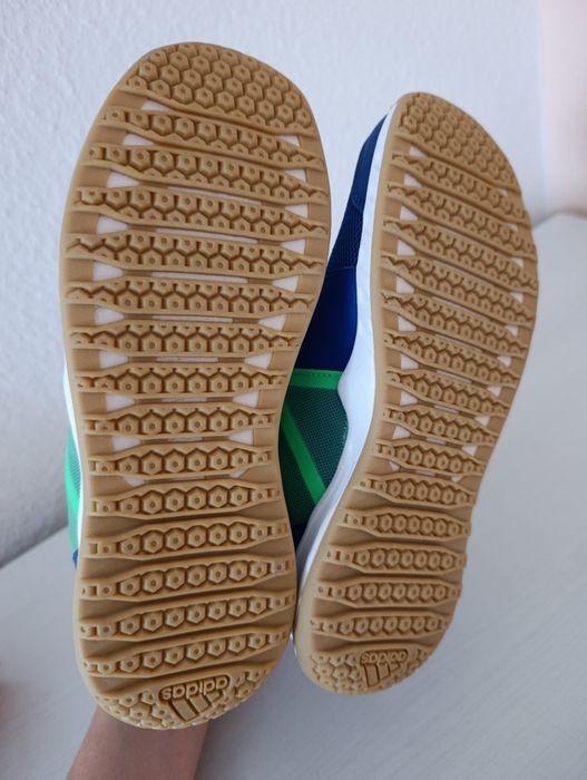 Кросовки Adidas оригинал  размер 36 новые