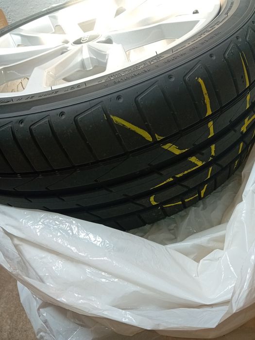 Vendo 4 jantes especiais novas Audi, com pneus novos de verão