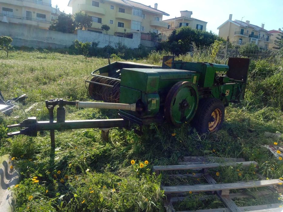 Vende-se enfardadeira John Deere 224W em bom estado