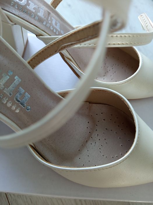 Buty ślubne na słupku