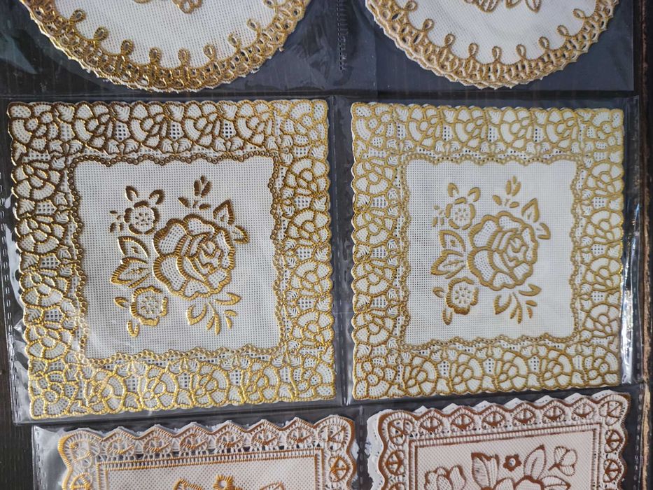 podkładki pod szklanki kubki biało złote kwiaty 14 sztuk