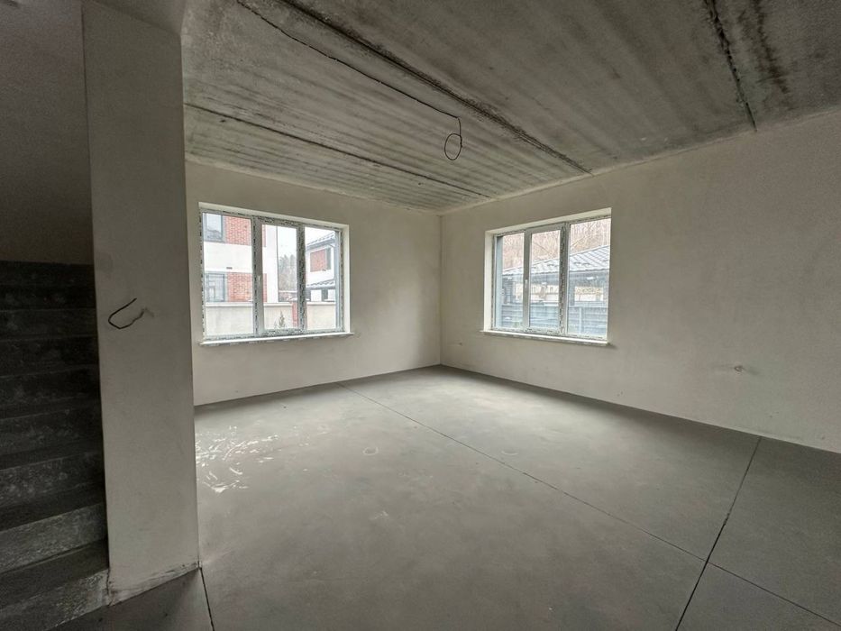 Продаж будинку у Ходосівці біля лісу та озера, закрита територія