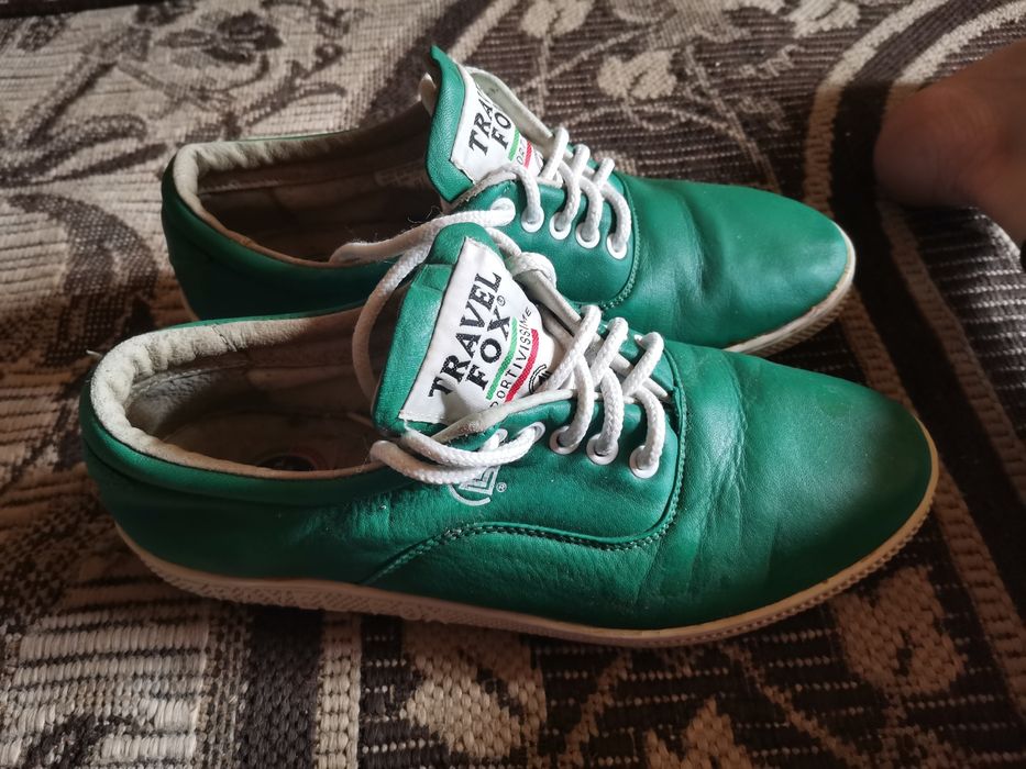 Продам кеди гарного зеленого кольору