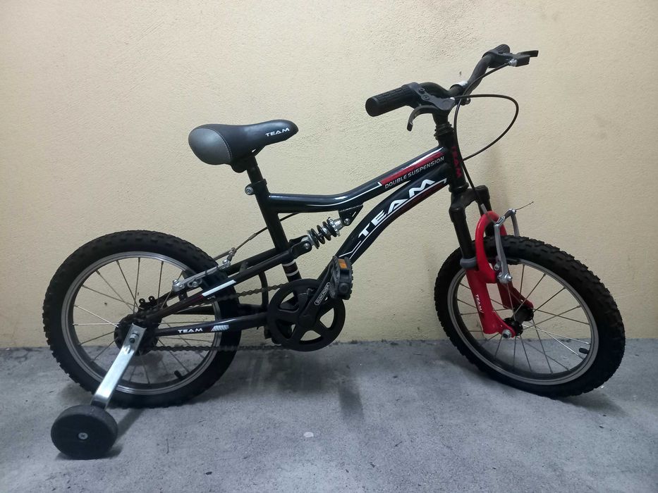 Bicicleta de criança nova com dupla suspensão