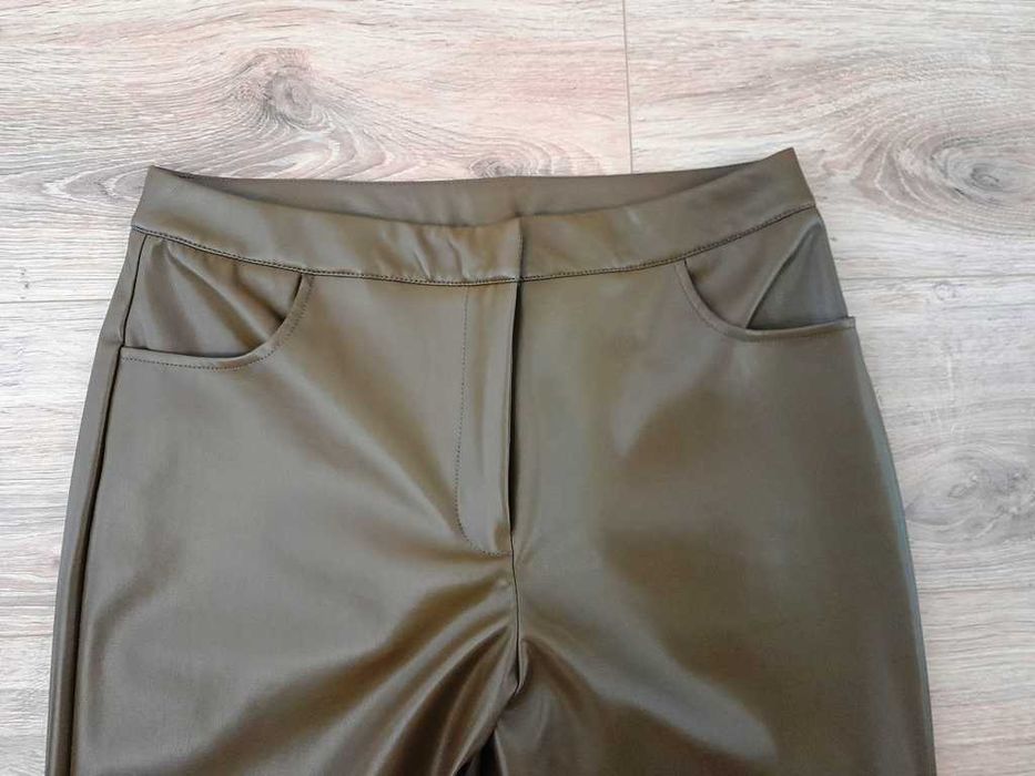 Oliwkowy garnitur damski eko skóra 42 Collusion