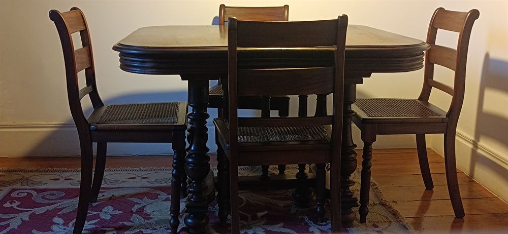 Mesa de jantar e 4 cadeiras antigas de madeira