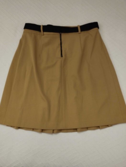 Saia de pregas curta amarela.
