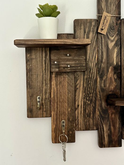 Prateleira decorativa em madeira rustica com ganchos