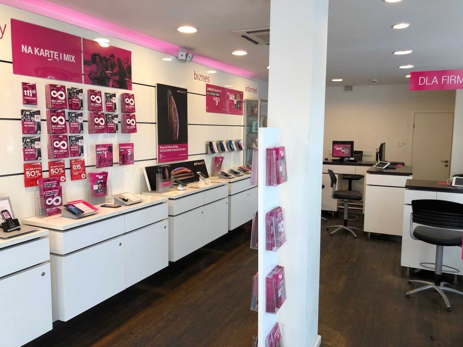 Meble sklepowe salon T-Mobile białe szafki biurka fotele oświetleni