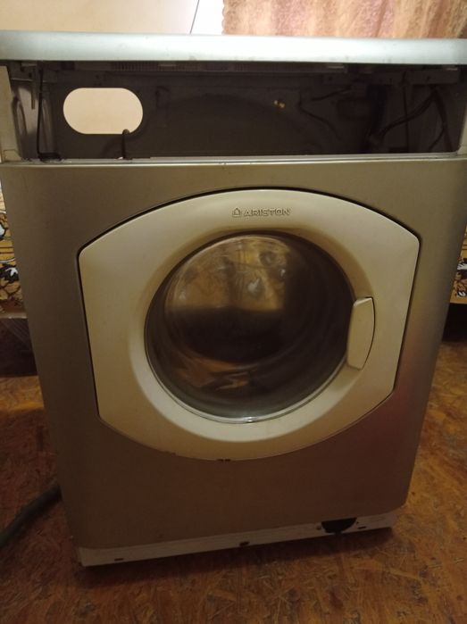 Стиральная машина Ariston.