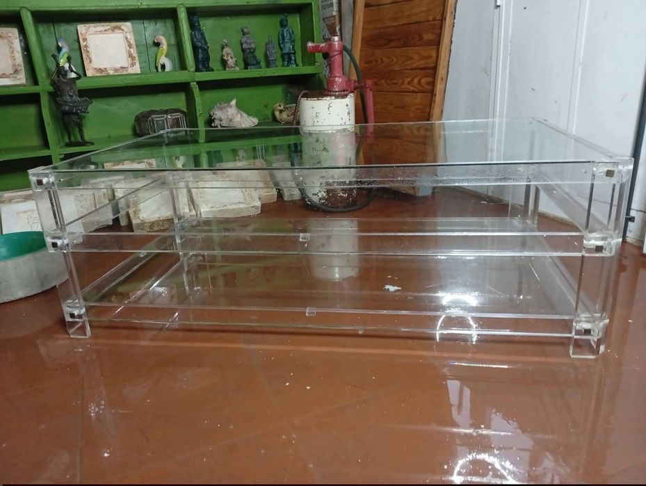 Mesa de centro em acrílico e vidro