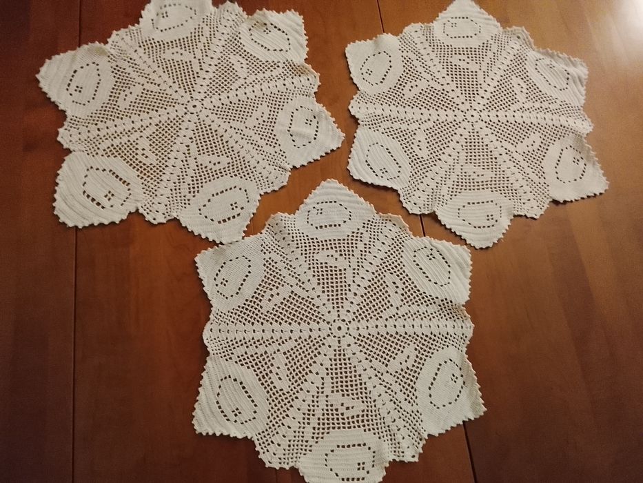 Conjunto de três naperons em renda
