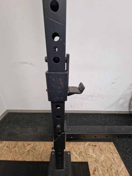 Rack de musculação AZAFIT com suporte na parede com J-Hooks + spotter arms usada em excelente estado de conservação