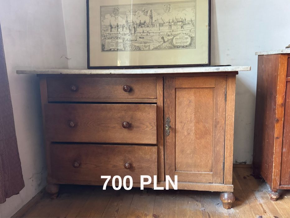 Stare meble, komoda, gablota.