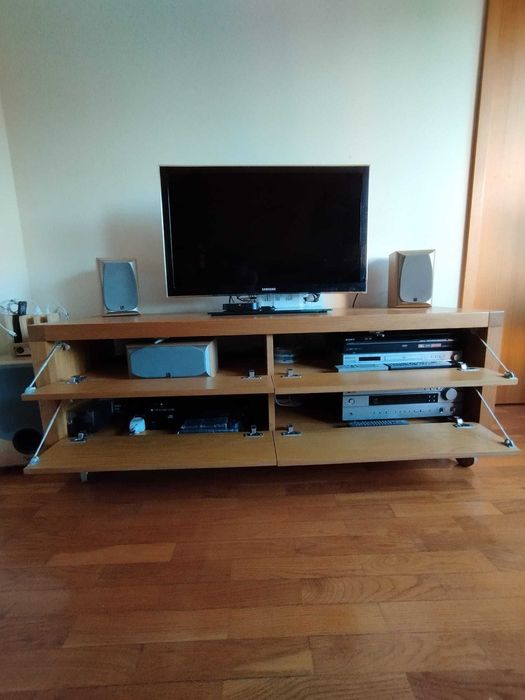Móvel para sala de estar com rodas