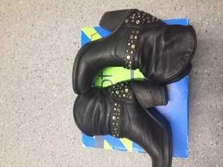 Botins - marca Prof - Tamanho 38 - Pele preta
