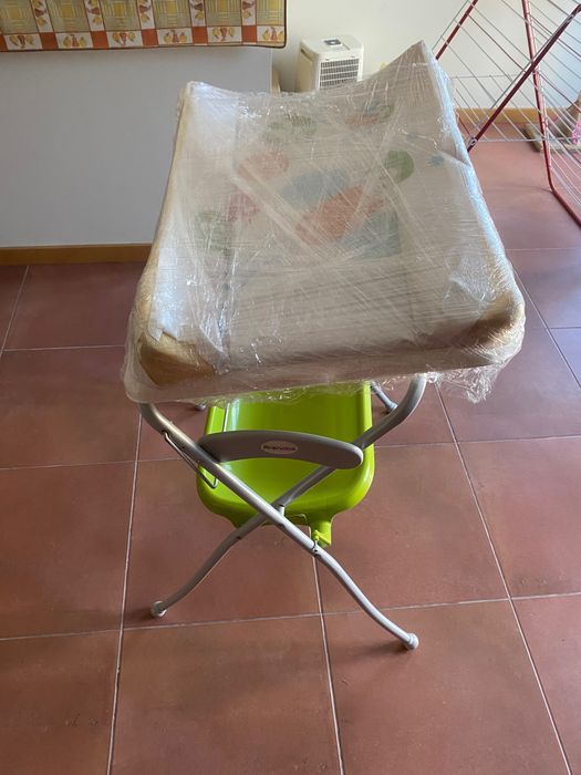 Muda fraldas com banheira pra bebé