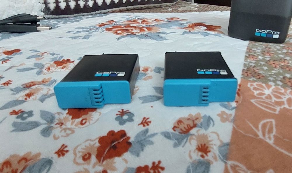 Зарядний пристрій та два акумулятори для GOPRO 5 6 7 8
