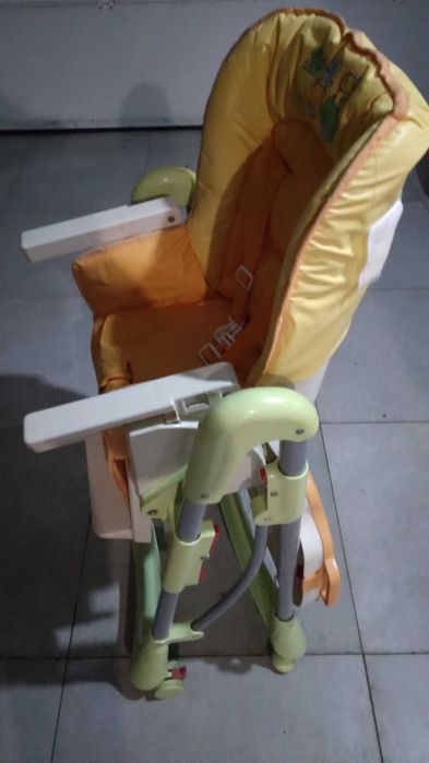 Cadeira de alimentação infantil