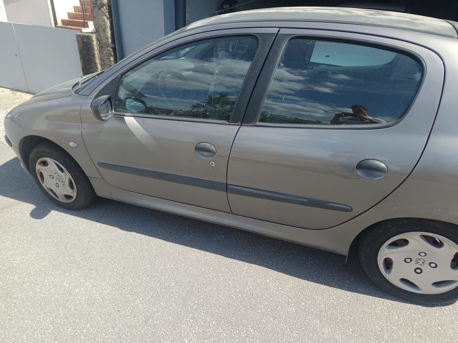 Peugeot 206 em bom estado