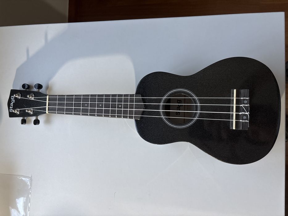 Ukelele Stagg novo com saco proteção