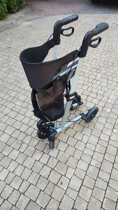 Chodzik, balkonik, rollator.
