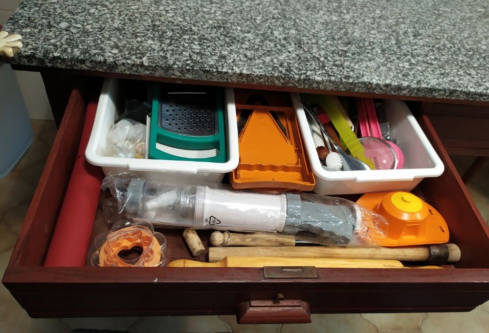 Mesa de Jantar Rústica, maciça tampo de granito e com 6 cadeiras